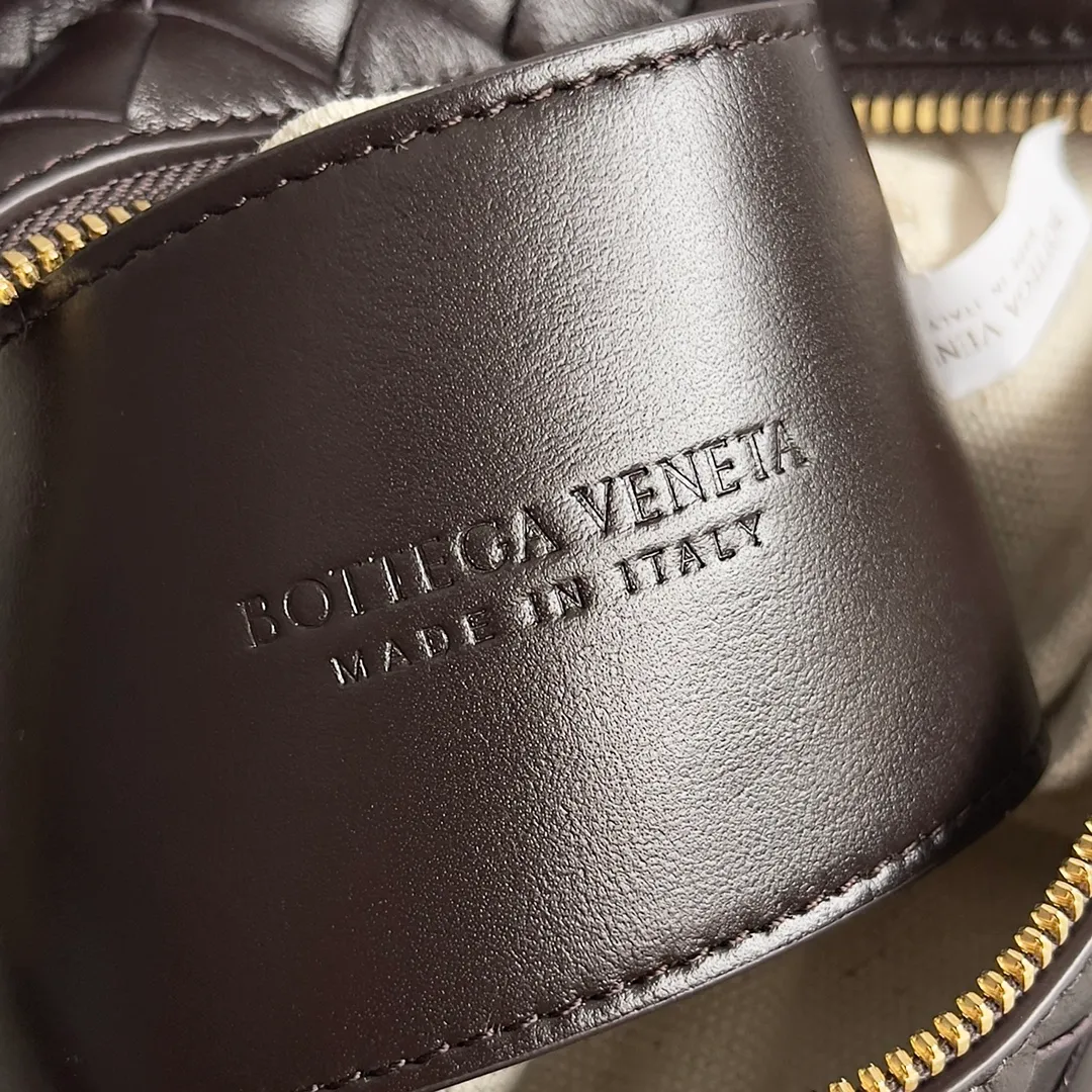 Batch 1360 BOTTEGA VENETA 2024 new loop is here! ! Many girls who like BV have owned the Loop bag. It has a simple appearance, classic weaving, and a compact and lightweight bag shape. This innovation continues the "camera bag" shape. Unlike the traditional Loop bag, which can only be worn as a crossbody bag, this innovation It can be carried by hand or cross-body, satisfying both the concave shape and daily needs. The oversized buckle can be folded and used as a handle. The sultry heat in summer ☀️ usually reduces people's desires. Having a lightweight bag will greatly enhance the happiness of traveling🫧 Style number: 796615 Size: 19*12*9cm